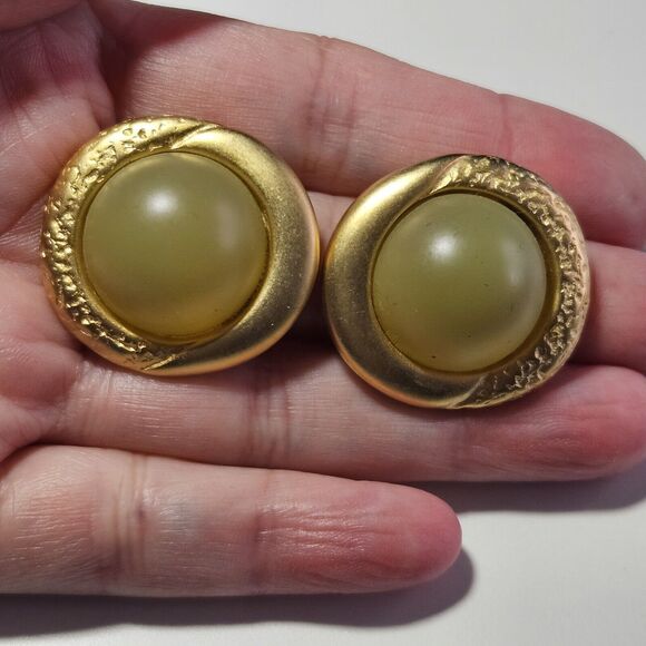 **Sale** Vintage Ernst Gideon Bek Gold Tone Green Round Earrings - Picture 1 of 12